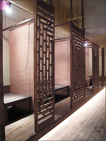 焼き鳥 八どり 客室と衝立て