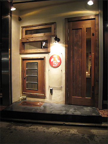 焼き鳥 八どり エントランス