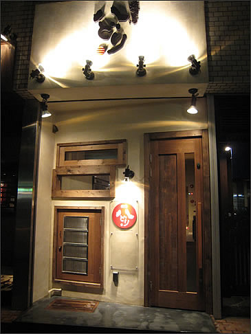 焼き鳥 八どり 看板とエントランス