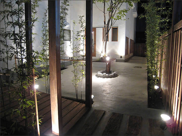 結びの架け橋中庭