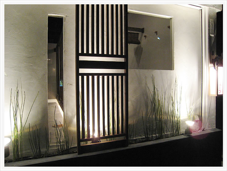 居酒屋 酒家 魚 肉 菜 虹晴れ外観 格子と窓