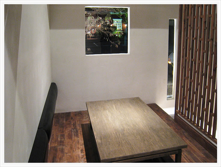 居酒屋 酒家 魚 肉 菜 虹晴れ 板張りの個室席