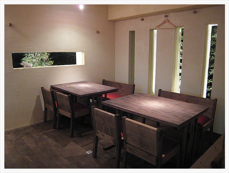 春日原 十八店内テーブル